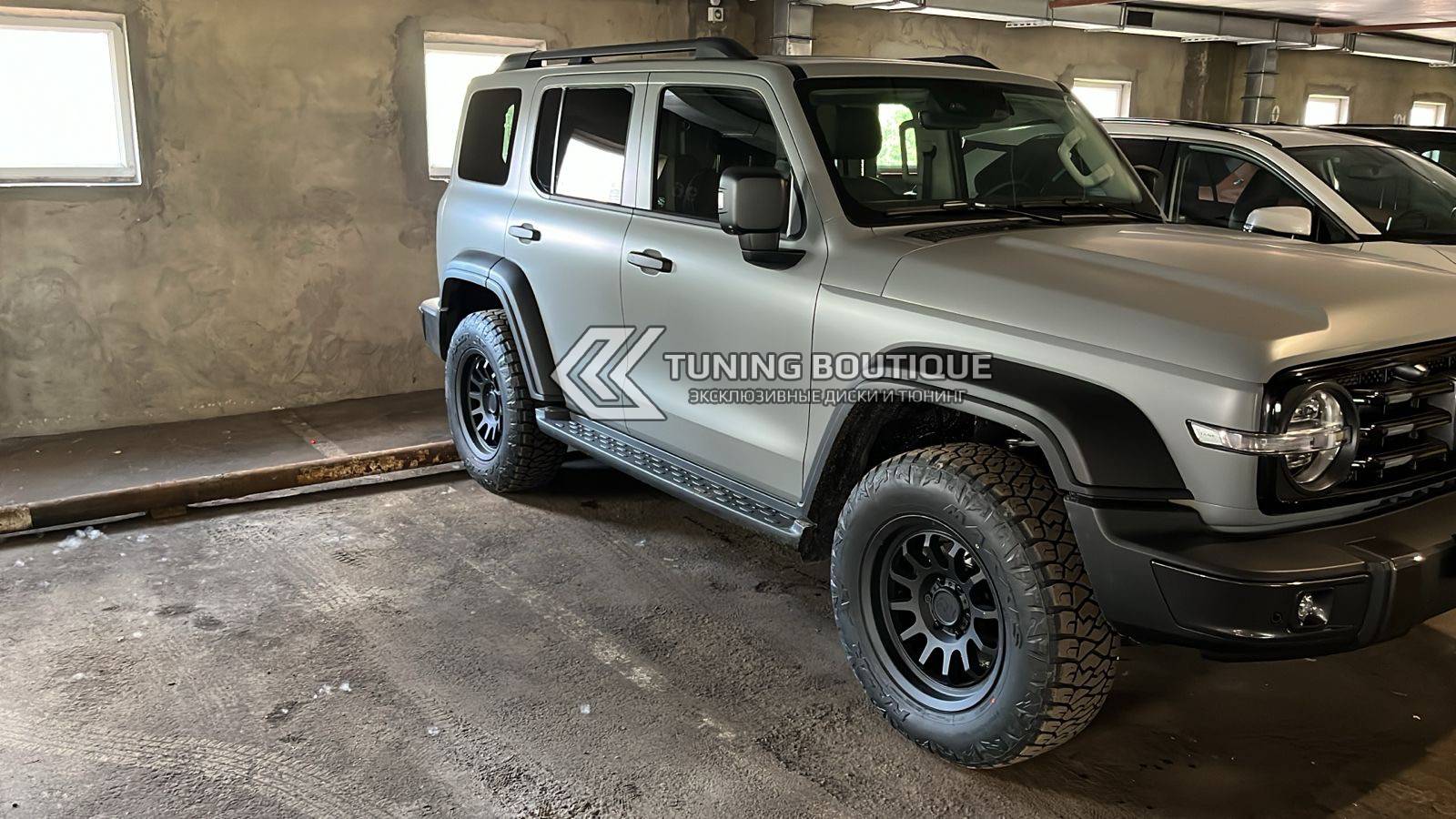 Tank 300 на 18" дисках Black Rhino Rapid фото 1